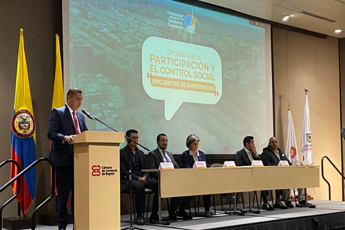 Contralor auxiliar de Bogotá, Carlos Orlando Acuña, en el encuentro de experiencias Desafíos de la participación y el control social